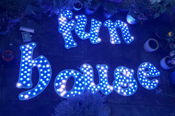 壹号娱乐照明的娱光灯用在英国游乐设备展示